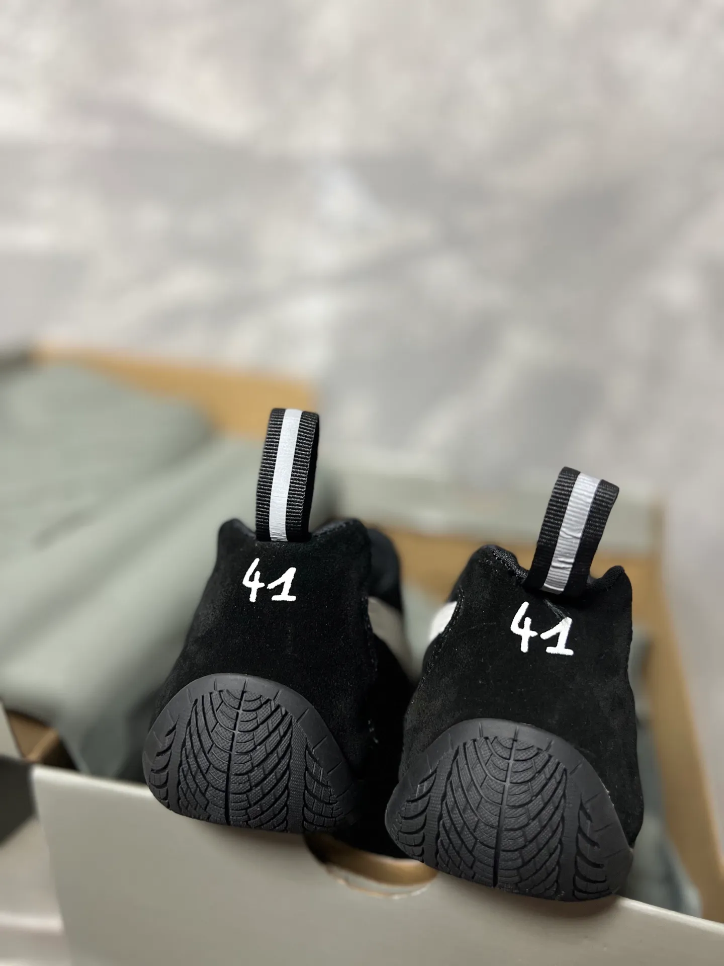 👟👟Ex-factory price 480👟👟 PUMA co-branded Balenciaga: Who knows! This pair of distressed and war-damaged Speedcats are so good-looking. The thin-soled sneakers have been upgraded to 2.0, which destroys the aesthetics of the street. More than half of the classic PUMA stripes on the side of the shoes have been "violently torn". The distressed treatment has a sense of ruined art, and it becomes the focus of the street in seconds! Hot stamping double logo + gold foil size mark on the heel, the details give a high-end feel Code number: 35-44 (45 customized)